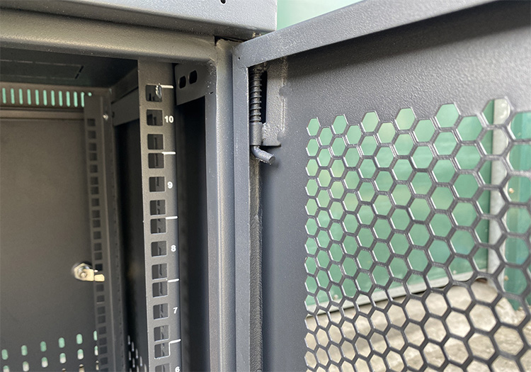 Khóa lẫy bật trên cửa lưởi của tủ rack